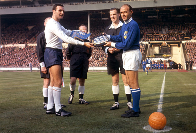 England's Jimmy Armfield swaps pennants with Fiifa's Alfredo Di Stefano