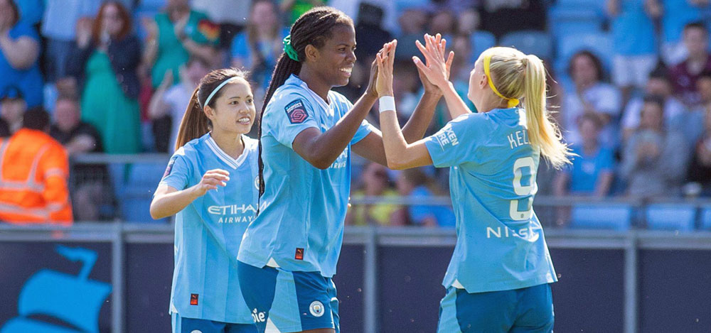 Manchester City's Bunny Shaw and Chloe Kelly