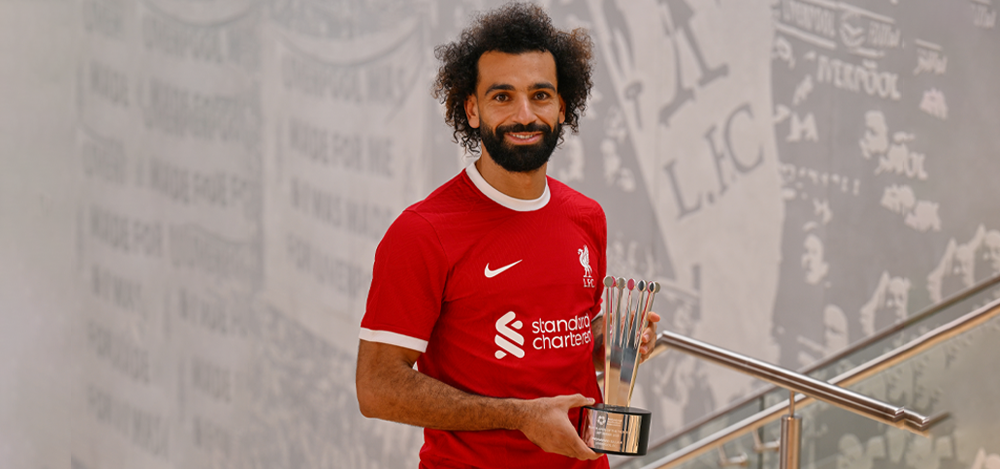 Mo Salah with his September FPOTM trophy